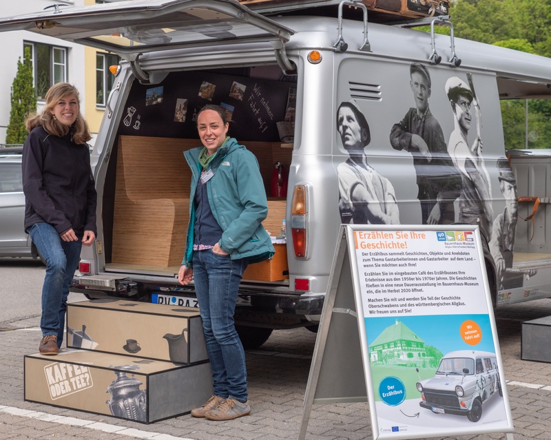 Alwine Glanz, Leiterin des Projektes und Kollegin Alina Ganter mit dem Erzählbus in Aulendorf (Foto C.Buchmüller).jpg