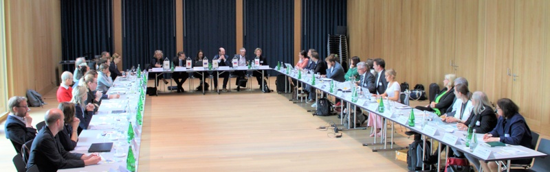 Sitzungsbild_vorne_Zuschnitt-2.jpg