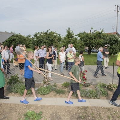 Eröffnungsfeier Bauerngarten-Route TG_v. li. Regierungsrat Schönholzer, Kinder von Katja und Ueli Rossacher, Daniel Brogle BBZ Arenenberg.jpg