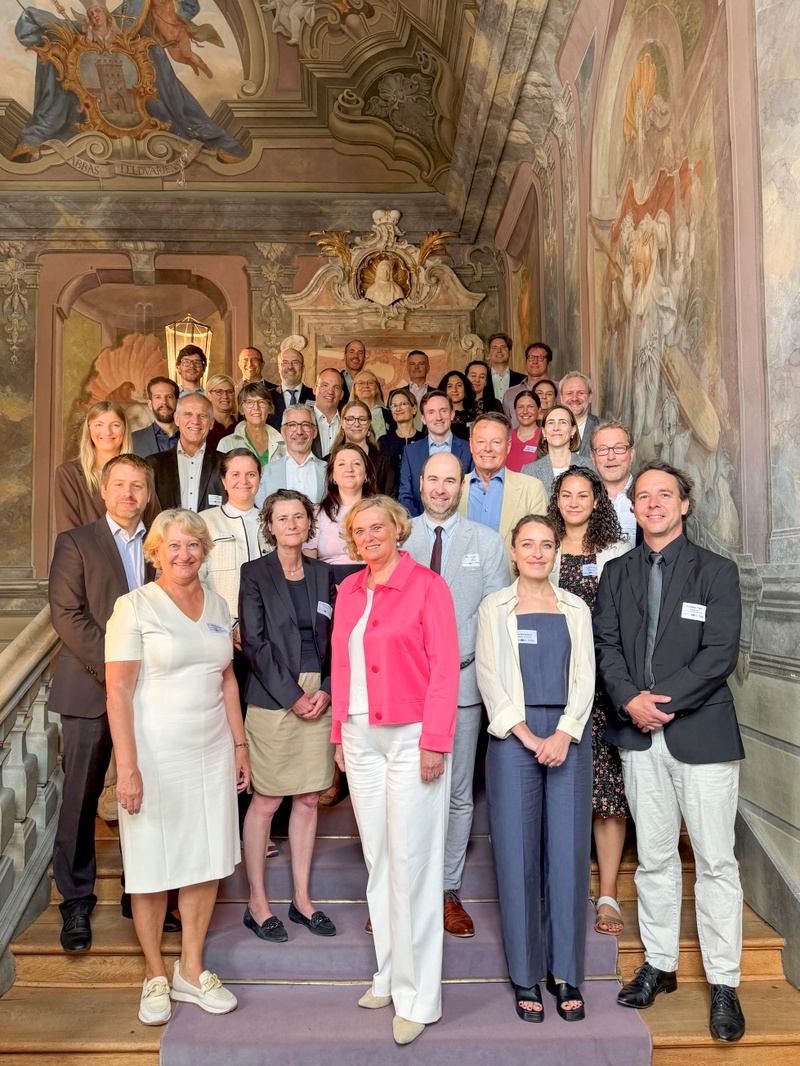 Gruppenfoto: Teilnehmer der 5. Sitzung des Begleitausschusses