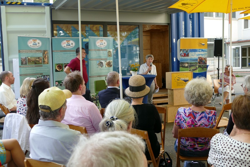 Vorstellung des Förderprojekts "Bienenhaltung wie zur Steinzeit" bei der öffentlichen Sprechstunde zum IBK-Kleinprojektefonds anlässlich der IBK-50 Containertour ©IBK