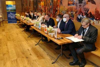 Unterzeichnung der Gipfelerklärung durch die IBK-Regierungschef (ganz rechts: IBK-Vorsitzender 2022 Regierungsrat Alfred Stricker (AR) – Foto: Erich Brassel